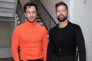 Рики Мартин и его супруг показали первое фото своей новорожденной дочери