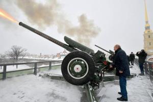 "Мания величия": В сети высмеяли новое заявление Путина и его стрельбу из пушки
