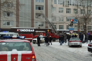 В России горел торговый центр: люди выпрыгивали из окон, спасаясь от огня