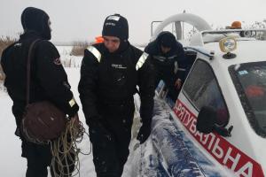 На Киевском водохранилище под лед ушел снегоход с рыбаками: есть жертвы
