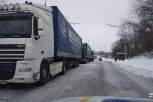 В Лисичанске из-за гололеда в "ледяной ловушке" больше суток находились 13 грузовиков