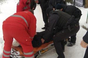 В Лисичанске патрульные помогли женщине, которая серьезно травмировалась на скользком тротуаре