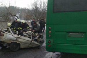 На Киевщине при столкновении маршрутки и автомобиля "ЗАЗ" погибли 3 человека, есть раненые
