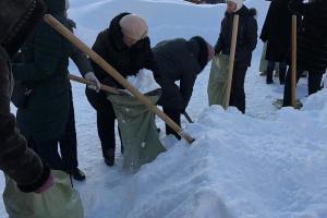 "Чтоб жизнь медом не казалась": В России учителей на 20-градусном морозе заставили собирать снег в мешки