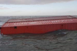 В Северном море во время шторма с грузового судна смыло более 200 контейнеров