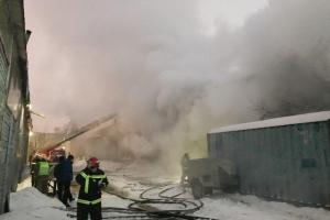 В Киеве горел цех радиозавода: спасатели два часа боролись с огнем