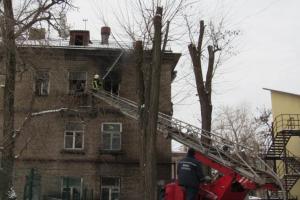 В Запорожье в горящей комнате общежития обнаружили двух малышей