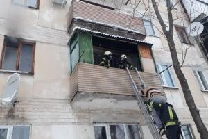 В Северодонецке горела квартира в жилом доме: хозяйку спасали через окно