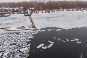 В Киеве на территории Гидропарка под лед ушли рыбак и двое патрульных