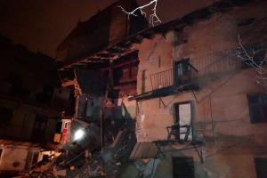 Во Львове рухнула стена жилого дома: спасатели разбирают завалы
