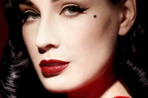 Бурлеск-дива Дита фон Тиз полностью обнажилась в своем новом эротическом шоу