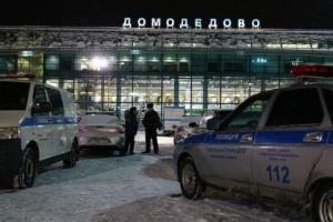 В россиском аэропорту лайнер с пассажирами при посадке врезался в мачту освещения