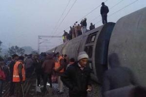 В Индии сошел с рельсов сверхскоростной экспресс: есть жертвы