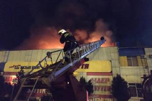 В Полтаве спасатели потушили масштабный пожар: сгорел магазин "Лидер обуви"