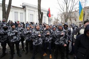 В Харькове пикетировали консульство РФ: здание забросали яйцами и зеленкой
