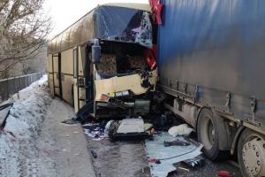В Черниговской области произошло лобовое столкновение автобуса и грузовика: есть жертвы