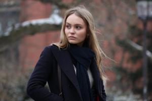 В сети опубликован трейлер фильма "Честный человек", в котором снялась дочь Джонни Деппа​​​​​​​