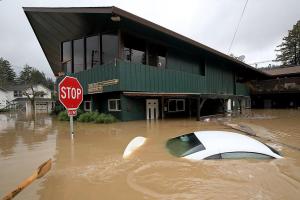 Наводнение в Калифорнии: дома затопило по крыши, эвакуированы тысячи жителей