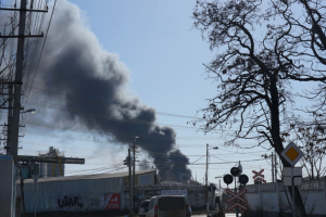 В Симферополе горит завод пластмасс