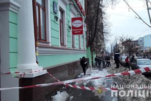 В Харькове с крыши дома сорвалась ледяная глыба: травмированы два человека