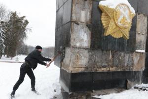 Во Львове повалили 30-метровую стелу Монумента славы