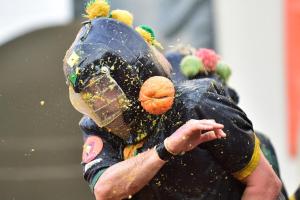 В Италии начались традиционные апельсиновые бои