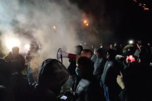 Взрывы петард и ругательства на заборе: активисты "Нацкорпуса" атаковали дом Медведчука
