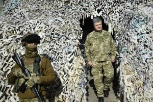 Порошенко на передовой поздравил бойцов с Днем украинского добровольца