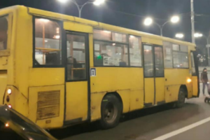 В Киеве автобус сбил людей на пешеходном переходе