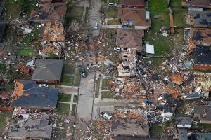 В США про нескольким штатам пронеслись разрушительные торнадо: есть жертвы