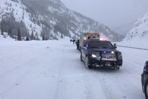 В США снежная лавина сошла на оживленную трассу, поглотив десятки автомобилей