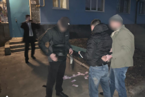 В Лисичанске за сбыт наркотиков и вымогательство задержали двух полицейских