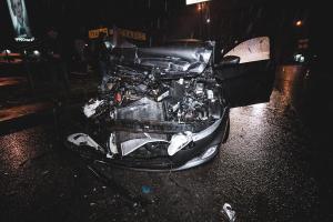 ДТП в центре Киева: автомобиль Hyundai влетел в припаркованный грузовик, есть пострадавшие