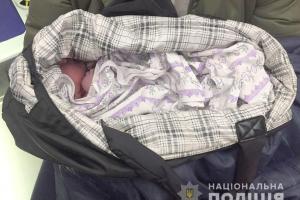 В Киеве нашли сумку с новорожденным мальчиком: полиция разыскивает горе-мамашу