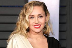 Майли Сайрус смутила поклонников "горячими" снимками