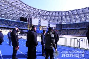В Киеве на НСК "Олимпийский" идет подготовка к дебатам: к стадиону стянуты подразделения полиции