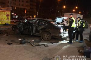 В Киеве на парковке магазина "Ашан" взорвался Chevrolet: есть пострадавший
