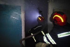 В Лисичанске горел жилой дом, пожарные 4 часа боролись с огнем: оперативное видео