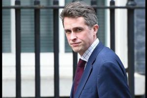 В Великобритании Тереза Мэй отправила в отставку министра обороны