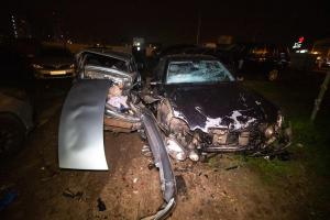 В Киеве пьяный водитель на Mercedes влетел в стоянку и смял 7 автомобилей