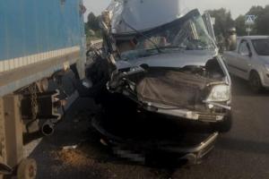 В Днепропетровской области микроавтобус со школьниками влетел в грузовик: есть пострадавшие