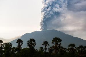 На Бали произошло извержение вулкана Агунг