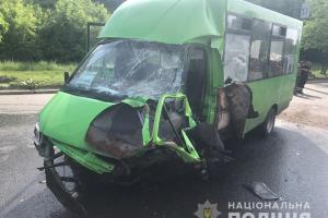 В Харькове столкнулись грузовик и маршрутка: пострадало 15 человек