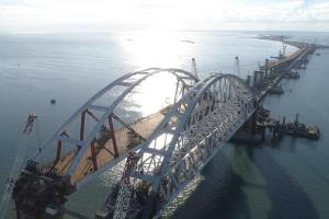 "Денег нет, но вы держитесь!": Строители Крымского моста жалуются Путину, что их "кинули"