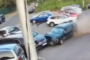 В Киеве "взбесившийся" Opel с женщиной за рулем смял припаркованные иномарки