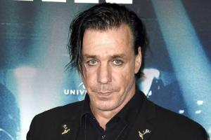 "Ответка" за оскорбление подруги: Фронтмен Rammstein сломал челюсть поклоннику