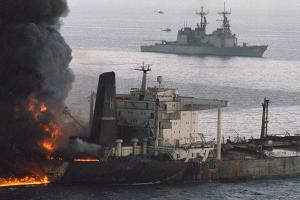 В Оманском заливе атакованы два нефтяных танкера: одно судно затонуло