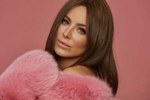 ​​​​​​​"Фотка для мужской раздевалки": Поклонники раскритиковали Ани Лорак за "рваный" наряд