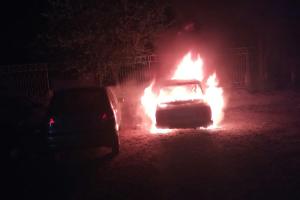 Горел ярким пламенем: В Северодонецке ночью у подъезда жилой многоэтажки сгорел автомобиль