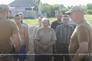 Бойцы полка "Азов" задержали группу мародеров в районе Светлодарской дуги